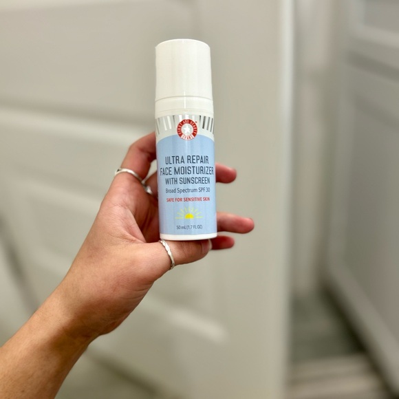First Aid Beauty | Ultra Moisturizer w/ SPF - Picture 3 of 12